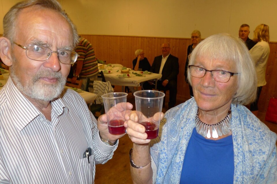 Skålade i vargtass inför festen gjorde gillets veteraner Christer Höök och fru Marianne.