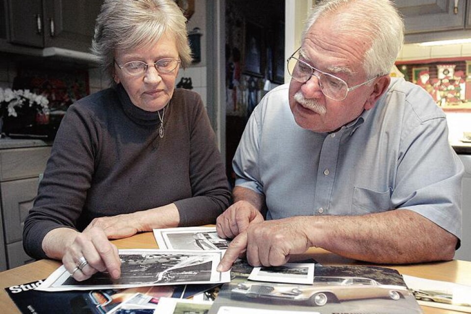 Kommer du ihåg? Paret Ann-Louise och Ralph Murray tittar på bilder och minns de många åren i Salt Lake City.