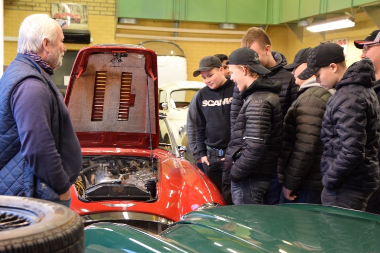 Motormuller och gamla bilar fascinerade Kastanjeskolans elever