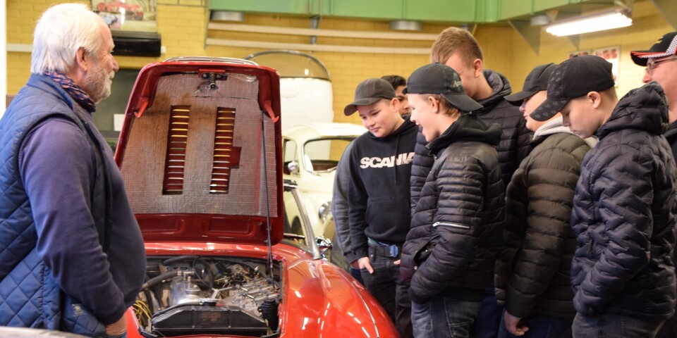 Många av eleverna fastnade vid motorhuvarna på Uno Levinssons gamla bilar.