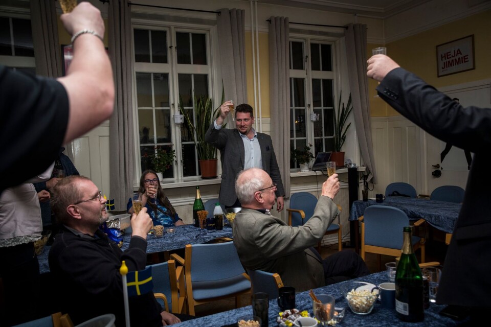 Kommunalrådet Andreas Exner utbringar en skål för valresultatet på partiets valvaka i Borås under söndagskvällen.