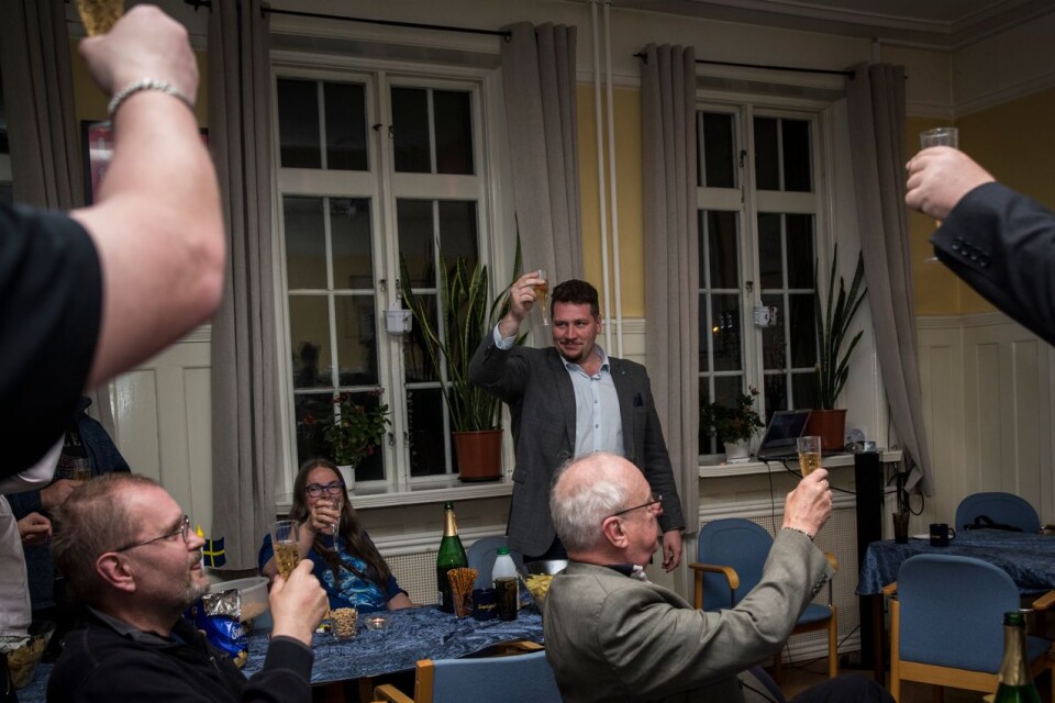 Kommunalrådet Andreas Exner utbringar en skål för valresultatet på partiets valvaka i Borås under söndagskvällen.