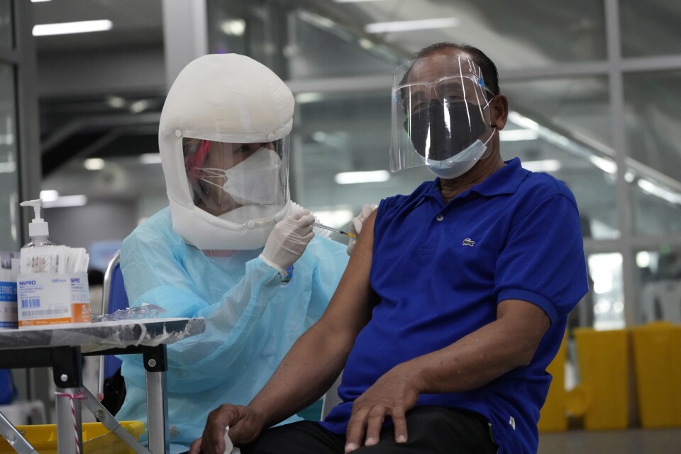En man får en dos av Astra Zenecas vaccin mot covid-19 i Thailands huvudstad Bangkok.