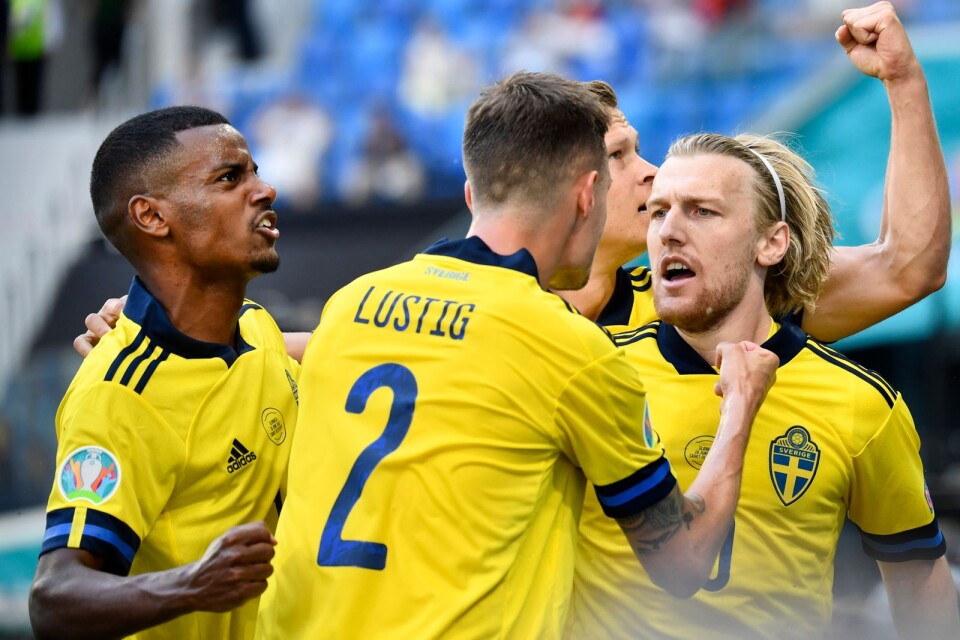 Sveriges Emil Forsberg jublar med  Alexander Isak och Mikael Lustig.