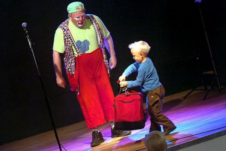 Clownen Lattjo fick hjälp av Lukas Jonasson, snart 4 år. BILD: TOMAS NYBERG