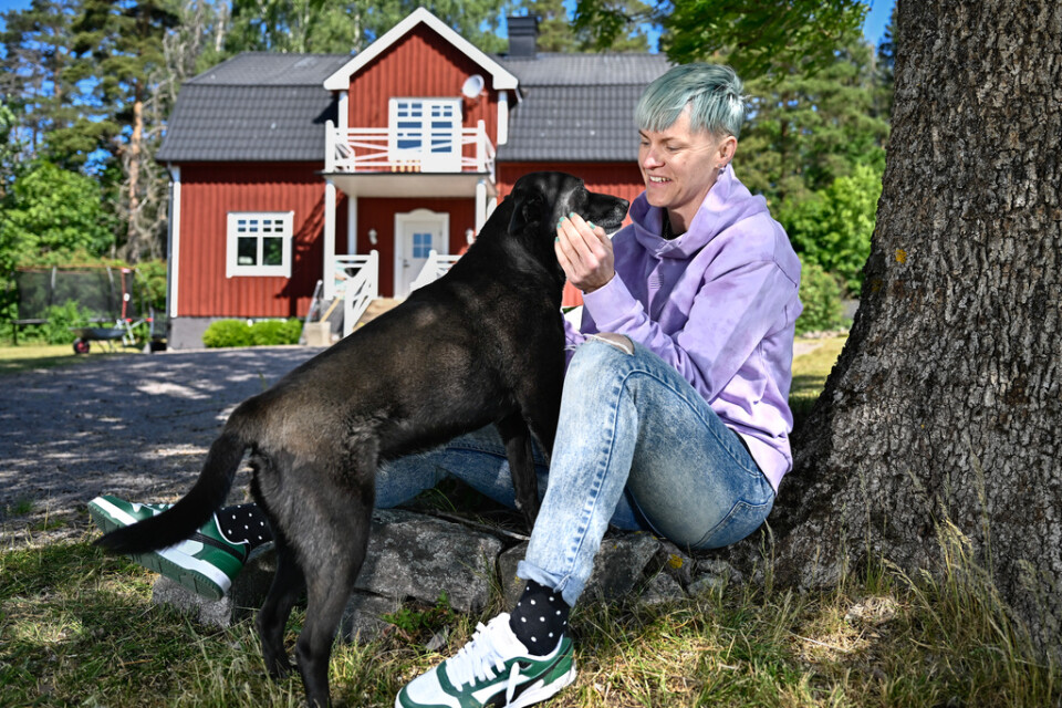 Nilla Fischer och hunden Lusen utanför den tidigare fotbollsstjärnans hem norr om Linköping.