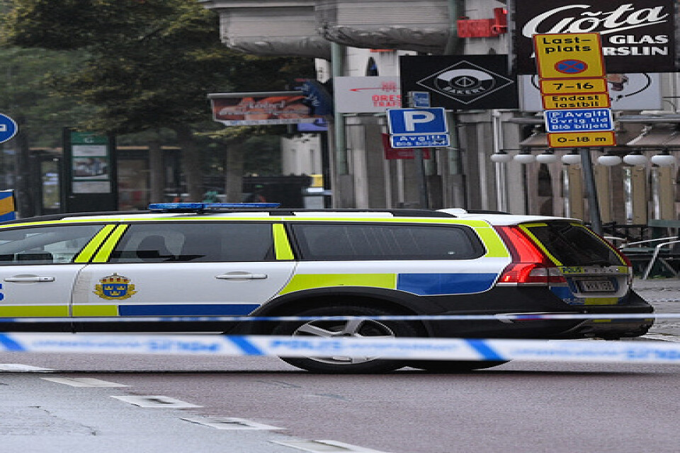 Polisen spärrade av ett stort område kring Amiralsgatan i centrala Malmö efter larm om ett misstänkt farligt föremål.