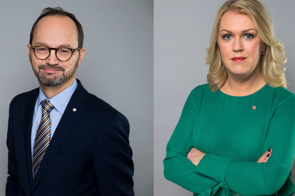 Socialminister Lena Hallengren (S) och infrastrukturminister Tomas Eneroth (S) meddelade de nya reglerna på en pressträff under tisdagen.