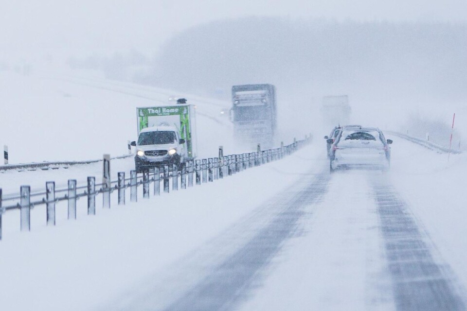 På fredag kommer snön och det är dags att ta det försiktigt i trafiken.