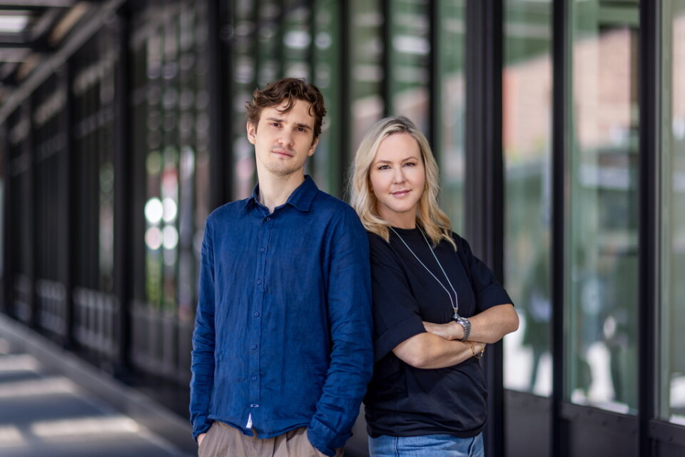 Carl-David Pärson och mamma Camilla Grebe ger ut kommande thrillern "Lånaren". Det är Carl-Davids första bok. Pressbild.