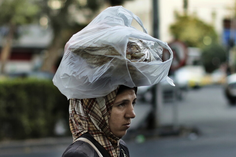 En kvinna bär hem bröd i Syriens huvudstad Damaskus. Arkivbild.