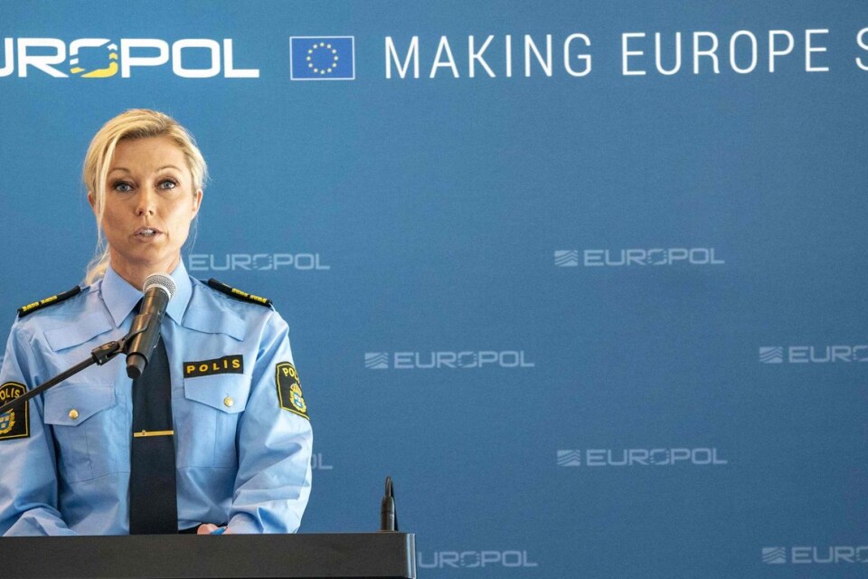 Linda H Staaf, chef för polisens underrättelseverksamhet, berättar vid Europols presskonferens om gripandet av 800 brottslingar, varav en stor andel med koppling till Sverige.