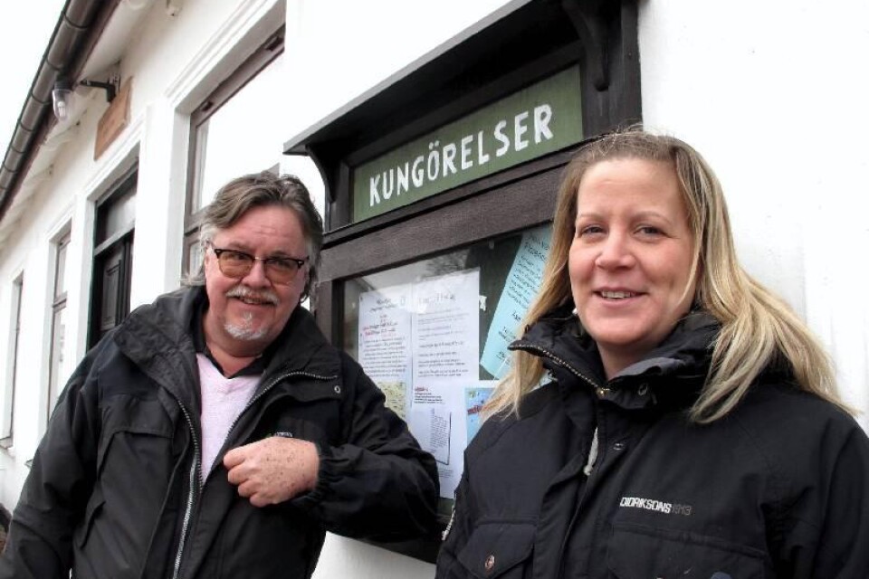 Thorbjörn Wahlström och Susette Wendrup från Brandstad byalags styrelse utanför Sockenstugan. foto: Ulrika Wangel/arkiv