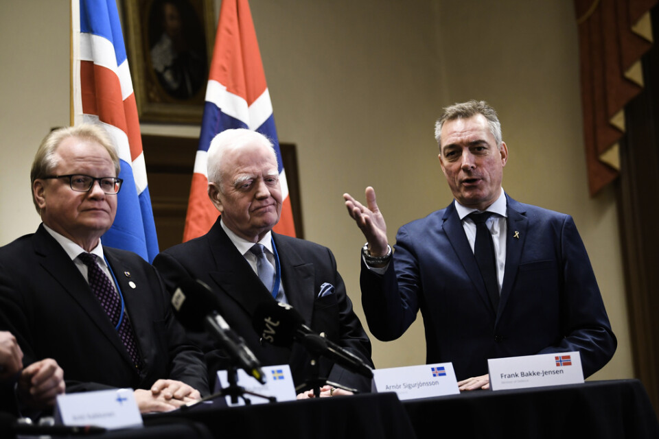 Sveriges försvarsminister Peter Hultqvist, Arnór Sigurjónsson, chef för försvarsfrågor på det isländska utrikesdepartementet, och Norges försvarsminister Frank Bakke-Jensen under en pressträff.