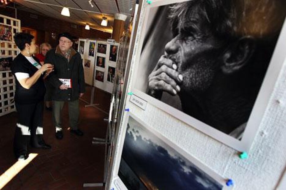 Alla Wallin, ordförande i Sydskånska Ukrainahjälpen, har sett till att den ukrainske fotografen Viktor Spivaks bilder nu ställs ut på Trelleborgs bibliotek. Ove Adamsson besökte utställningen i lördags.