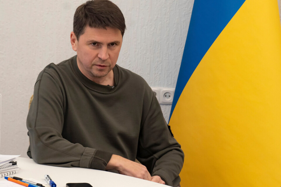 President Volodymyr Zelenskyjs rådgivare Mychajlo Podoljak säger att det är bisarrt att väst försöker övertala Ukraina att förhandla med Moskva. Arkivbild.