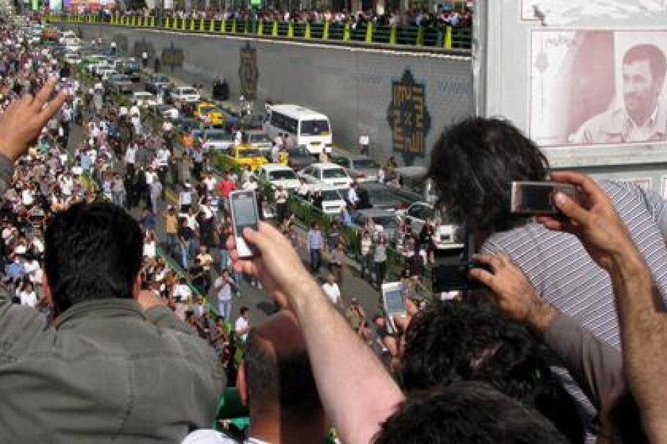 Demonstranter tågar mot Azadi-torget i Tehran, Iran för att protestera mot resultatet i presidentvalet den 12 juni som utropade den sittande presidenten Mamoud Ahmadinejad (affischerna till höger i bilden) till vinnare. Många anser att det rör sig om valfusk. Bild: AP Photo
