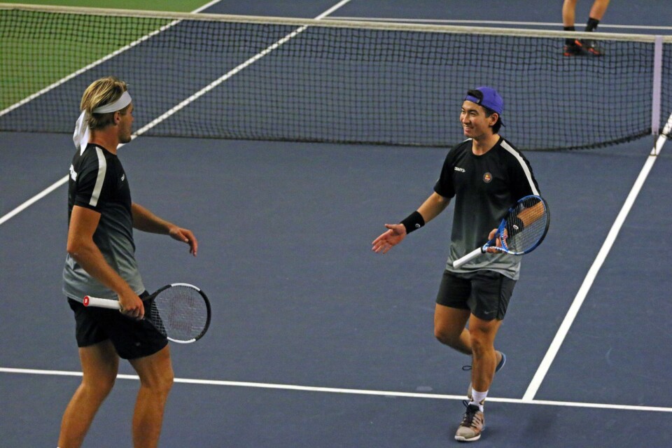 Daniel Appelgren, till höger, och Linus Frost firar efter att ha vunnit den öppnande dubbelmatchen i årets premiär av elitserien.