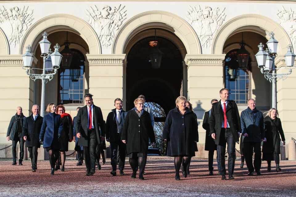Norges nya regering kommer ut på Slottsplassen i Oslo.