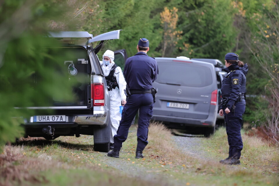 Polis nära platsen där den saknade kvinnan hittades död utanför Vetlanda i början av november. Arkivbild.