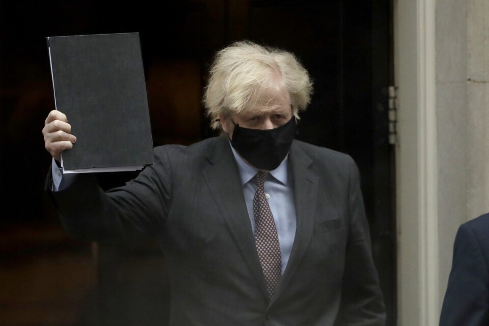 Boris Johnson på väg till brittiska parlamentet på måndagen.