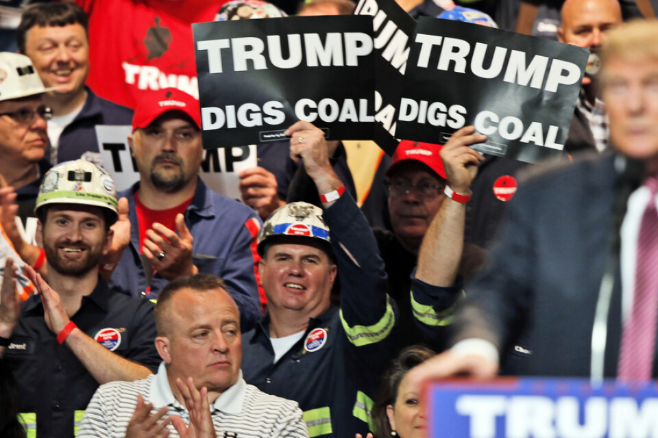 Under presidentvalskampanjen 2016 tog Trump kolindustrin i försvar. Här på ett kampanjmöte i Charleston, West Virginia. Arkivbild.