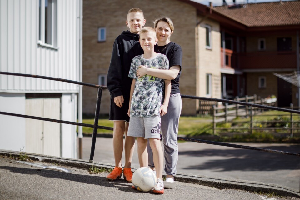 Iryna ”Ira” Nikitina med sina två söner Nikita och Illya utanför lägenheten i Knislinge.