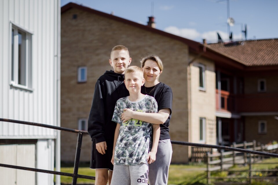 Iryna ”Ira” Nikitina and her two sons Nikita and Illya outside the flat in Knislinge.