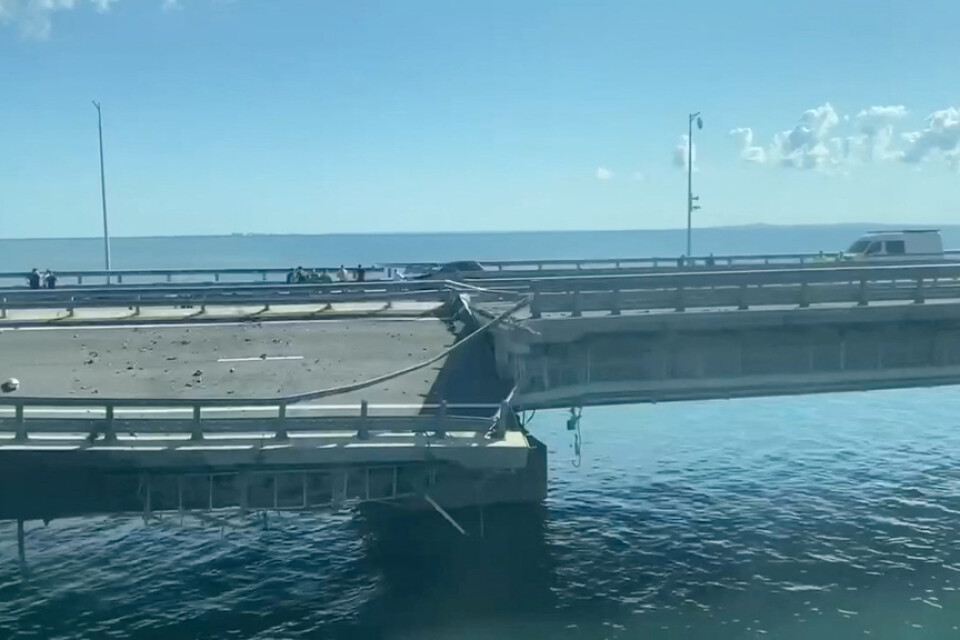 Bilden visar enligt uppgifter skador på bron som förbinder Ryssland med Krimhalvön.