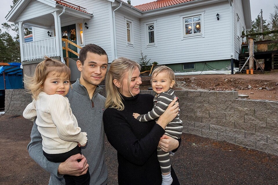 Erik Johansson och Wilma Henriksson, med barnen Linnéa och Gunnar, ser sig bli gamla i huset. ”Det är avkopplande och trivsamt och grannarna är bra”, säger Wilma.