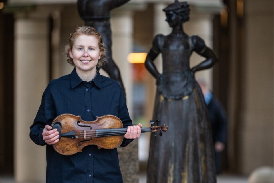 Ellen Nisbeth, här med sin viola, får Sixten Gemzéus stora musikstipendium 2023. Pressbild.