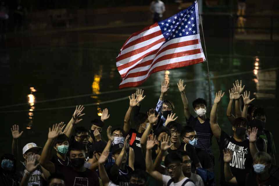 Demonstranter i Hongkong med USA:s flagga under tisdagen.