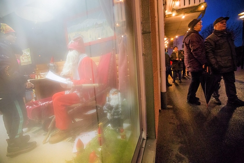 Vädret gjorde att rutorna till Hembygdsföreningens julstuga immade igen.