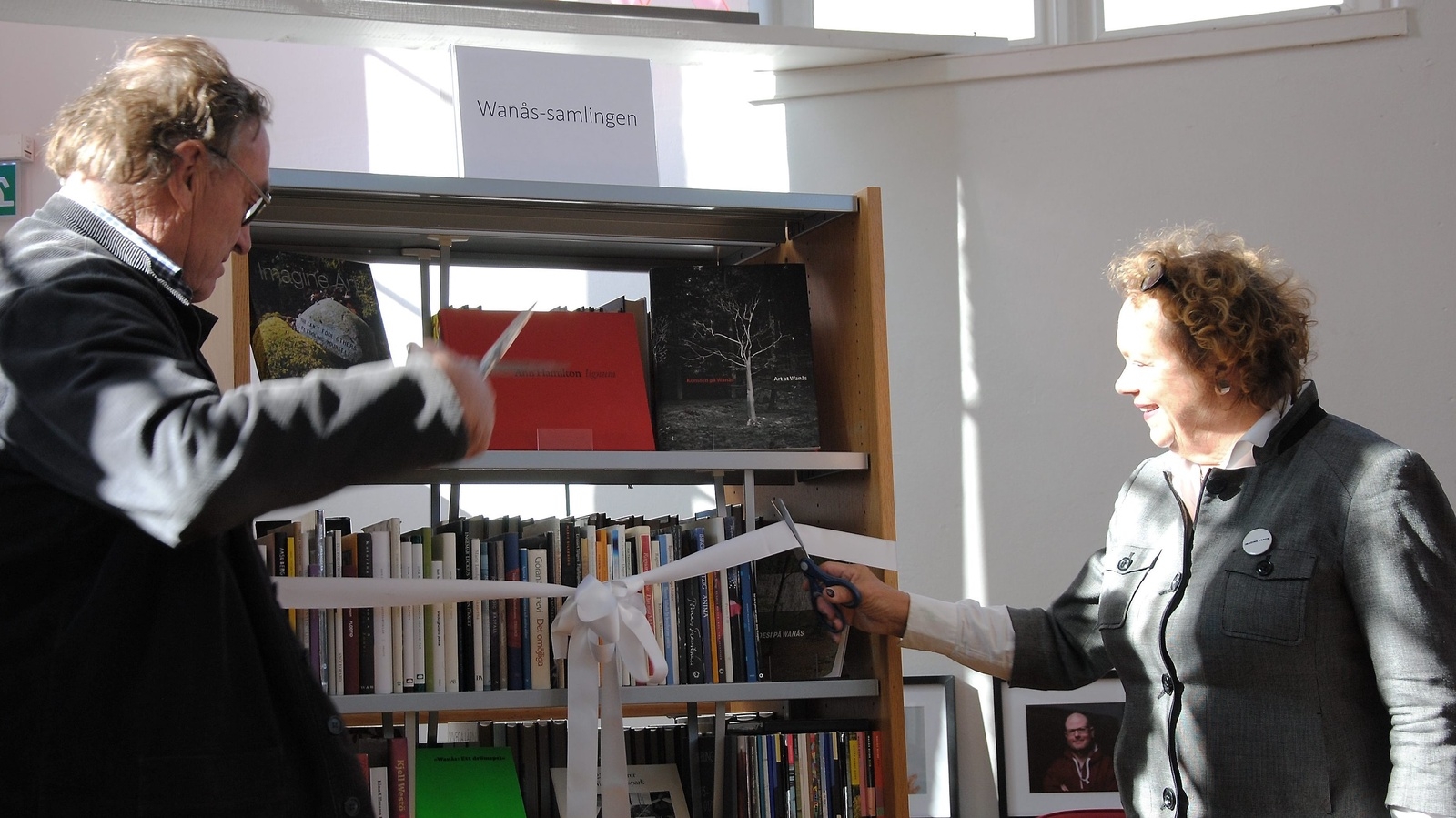 Marika och CG Wachtmeister klippte av bandet till samlingen på biblioteket i Broby. FOTO: SUSANNE GÄRE