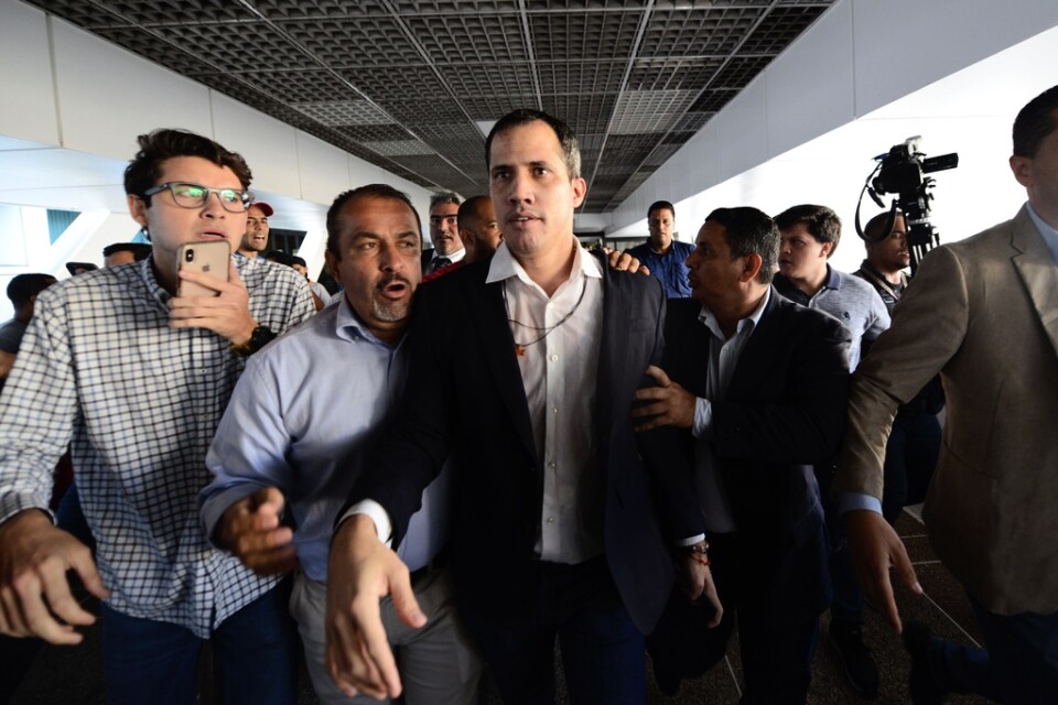 Oppositionsledaren Juan Guaidó återvände till flygplatsen i La Guaira i Venezuela efter en tre veckor lång resa till Europa och Nordamerika.