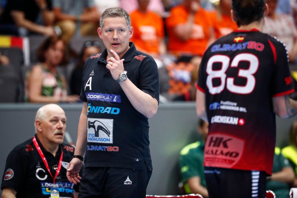 Malmös tränare Stian Tønnesen ger instruktioner till Fredrik Petersen. Två ystaiter i samspråk.