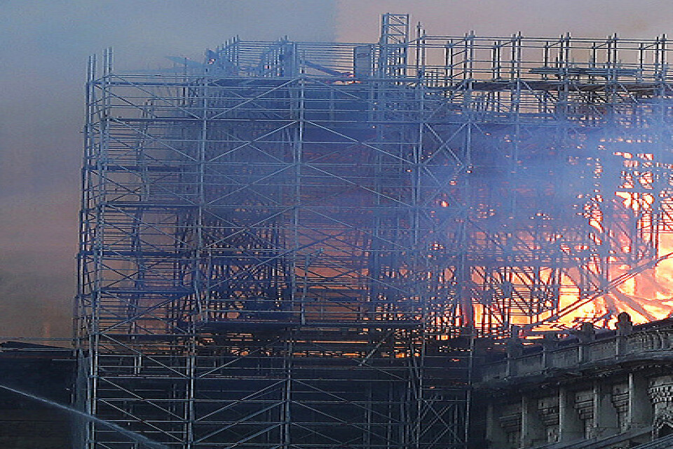 Nyheten om branden i Notre-Dame har skakat världen.