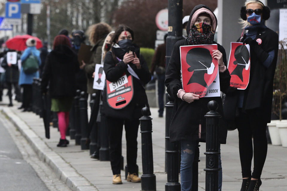 Aktivister i Warszawa som protesterar mot förslaget att skärpa abortlagstiftningen. Arkivbild.