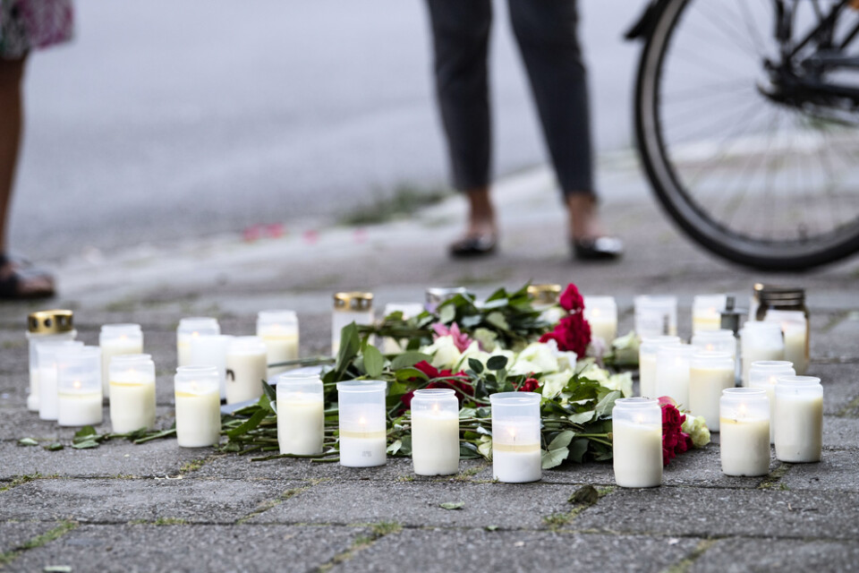 Blommor och ljus på Sergels väg i stadsdelen Ribersborg i Malmö där en kvinna i 30-årsåldern sköts till döds den 26 augusti. Arkivbild.
