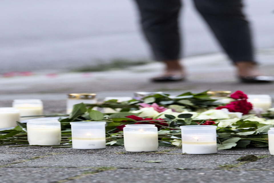 En kvinna lägger ner en ros vid minnesplatsen på Sergels väg i stadsdelen Ribersborg i Malmö där Karolin Hakim sköts till döds. Arkivbild.