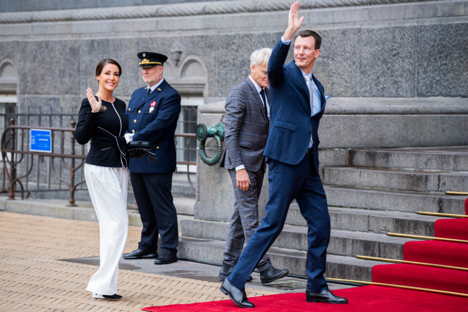 Prins Joachim och prinsessan Marie på väg in till lunchen på Köpenhamns Rådhus.