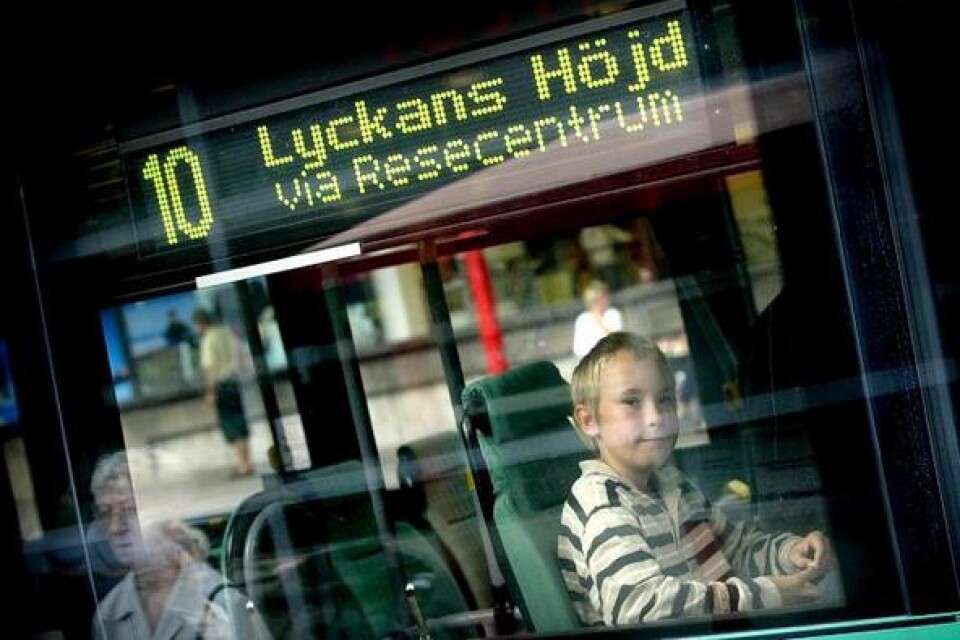 Tioårige Ruben Jansson frå¨n Dalby var en av premiärresenärerna på den nya busslinjen i Kristianstad. Trots sin ålder är han en erfaren busspassagerare och kan Skånes busslinjer utan och innan. Nya linje 10 fick en åtta i betyg av tio möjliga. Bilder: Lasse Ottosson