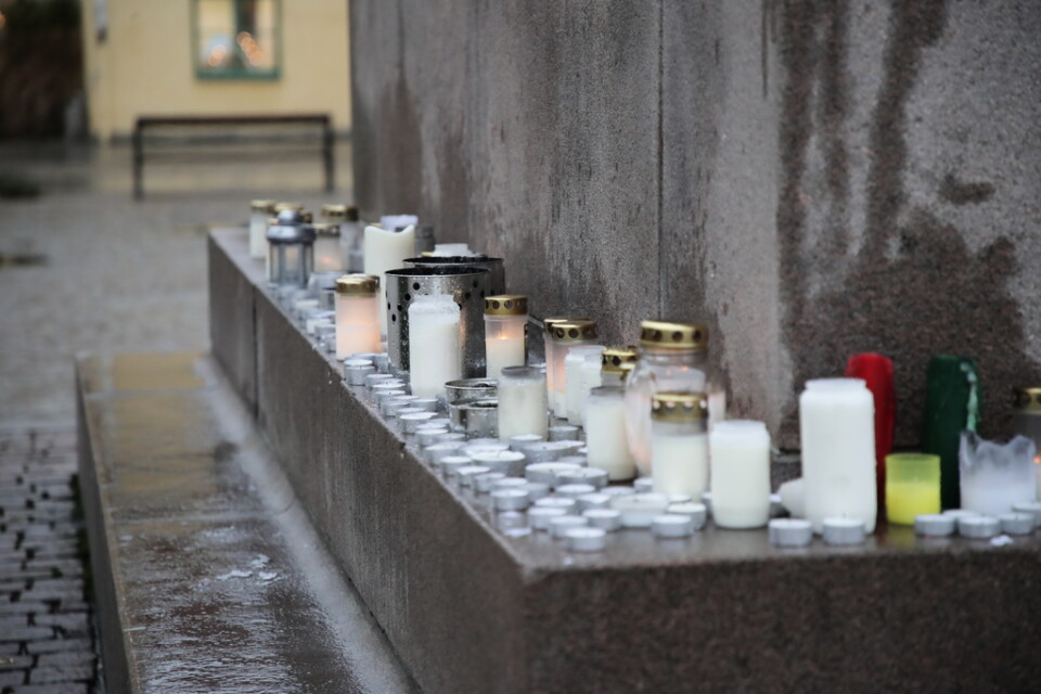 Ljus tända på Kungstorget i Uddevalla vid en spontan minnesplats för den saknade 17-åringen. Alla hoppas att hon fortfarande är vid liv.