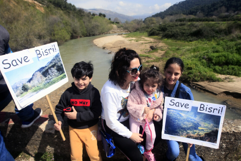 En familj protesterar mot dammbygget i Bisri-dalen under en demonstration 2019. Arkivbild.