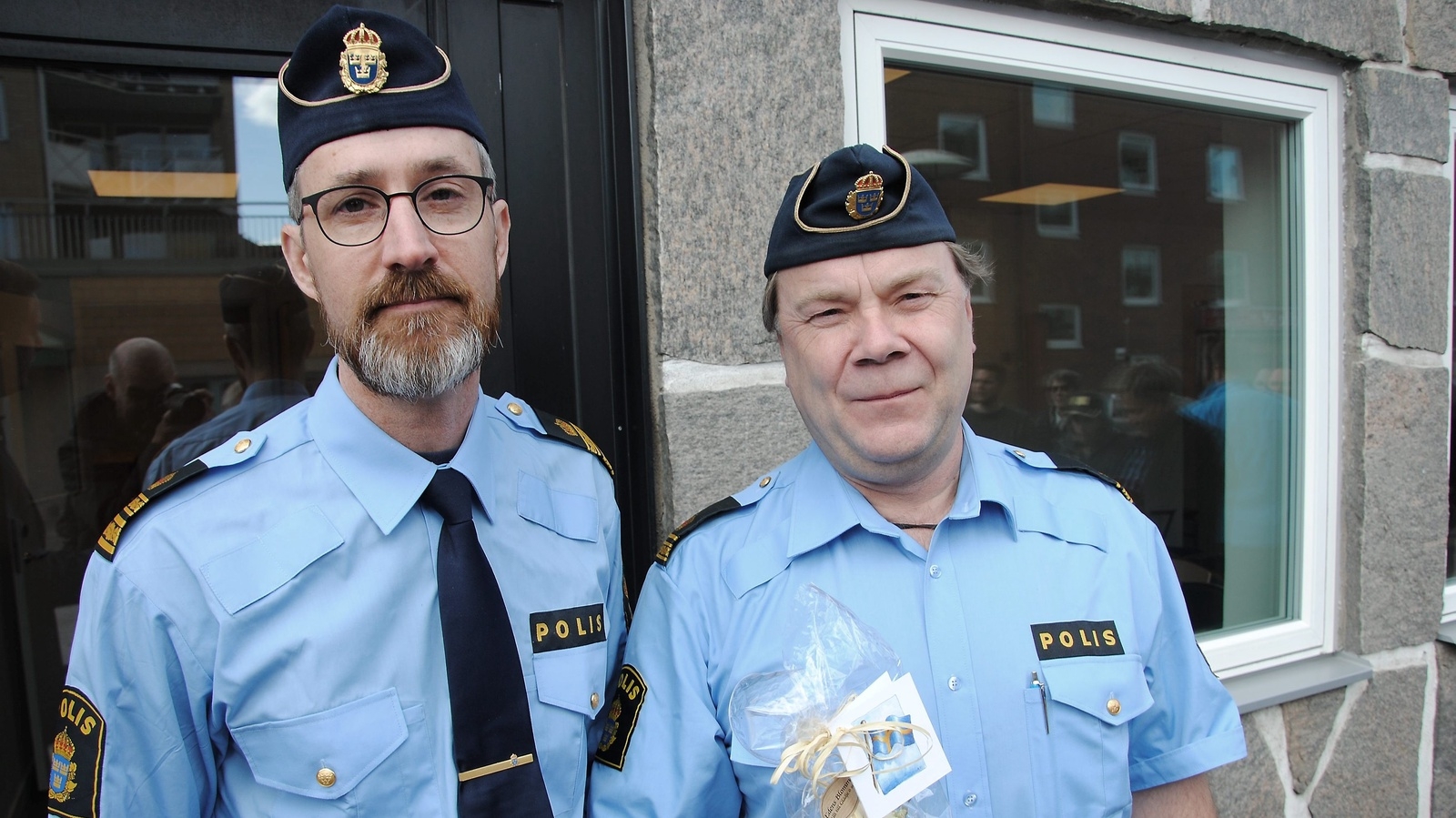 Lokalpolisområdeschefen Pär Cederholm och kommunpolisen Rolf Paimensalo vid poliskontoret i Osby. Arkivbild