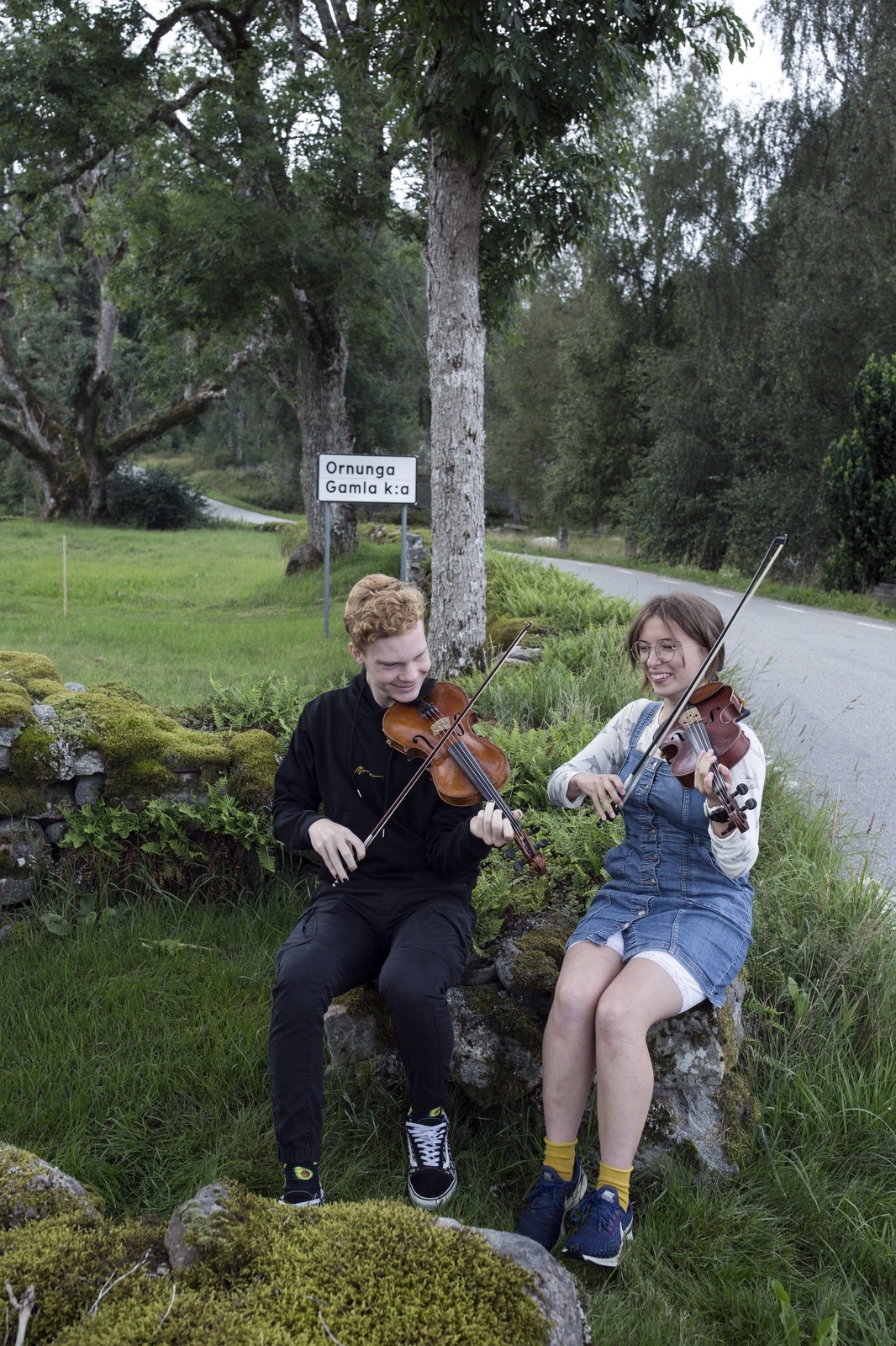 Filip Rask från Ulricehamn och Elsa Ek från Örby spelar fiol under årets folkmusikfest i Ornunga.