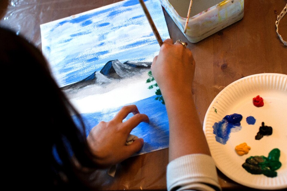 "Jag tycker om att måla naturbilder" berättar en flicka som gillar att sitta på sitt rum och måla. Foto: Lars-Åke Green