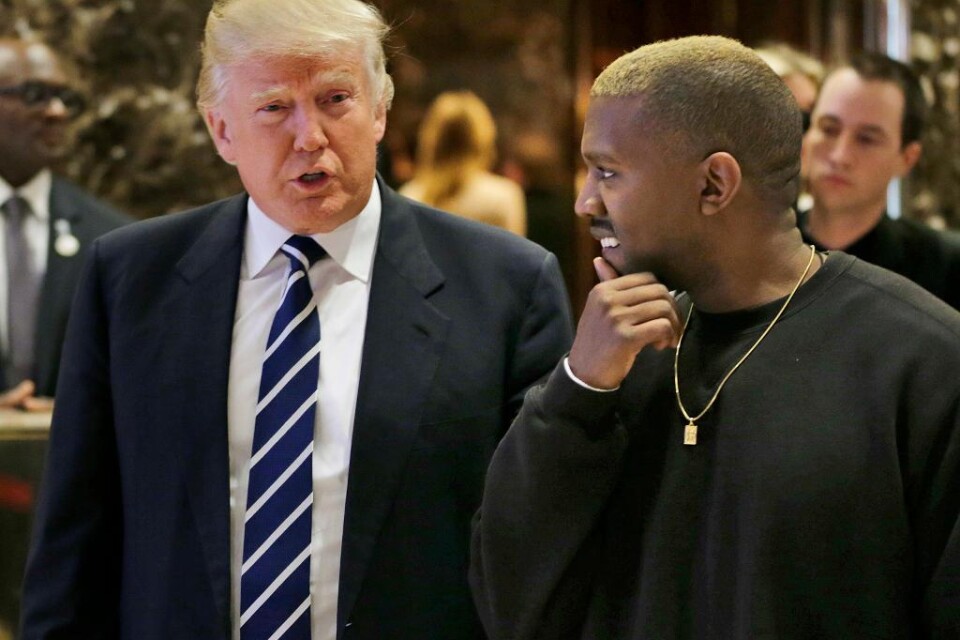 Kanye West har uttalat sig kontroversiellt om slaveriets historia. Nu tackar president Donald Trump för tilltaget - och menar att det har hjälpt honom att vinna sympatier från afroamerikanska väljare. Kanye West är i blåsväder. Under en pratstund med sa
