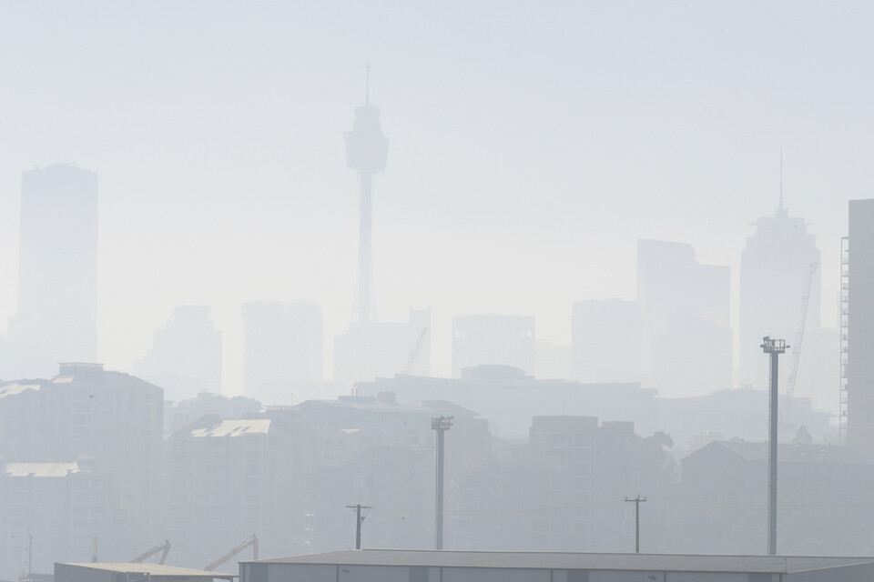 Den australiska staden Sydney är inbäddad i rök från bränder som härjar i delstaten New South Wales.