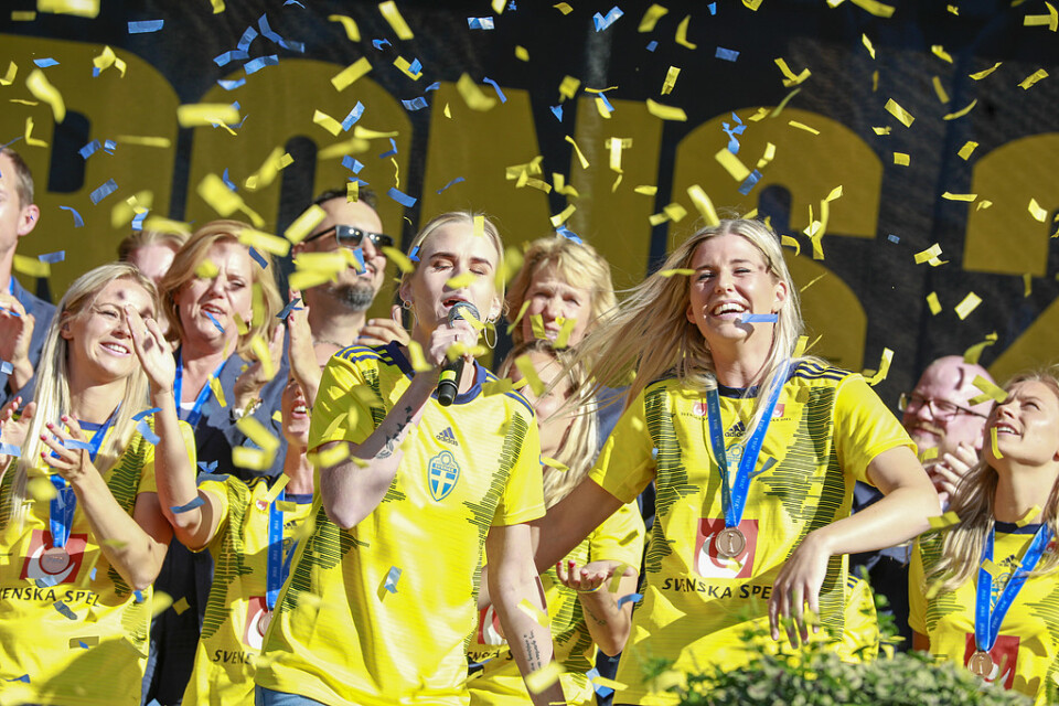 Svenska damlandslaget i fotboll tog brons i VM i Frankrike och hyllades efteråt av cirka 20 000 supportrar på Götaplatsen.